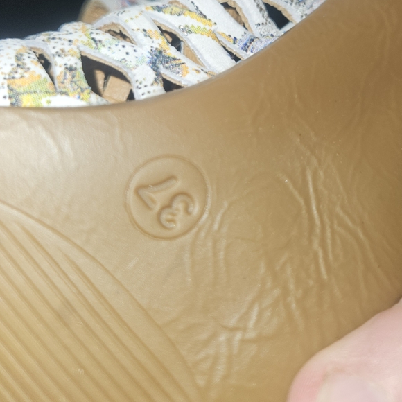 Sz 37 Floral Women's Low Heel Sandals with Buckle - Picture 3 of 14